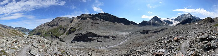 Vue sur le bout du lac de retenue du barrage de la Grande-Dixence et du glacier de Cheilon.