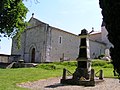 Le monument aux morts devant l'église.