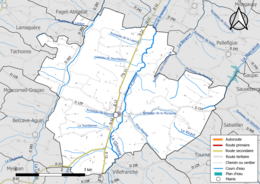 Carte en couleur présentant le réseau hydrographique de la commune