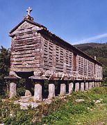 El horru ye una tenada elevada de Galicia, Asturies y Cantabria. Nesta imaxe apaez un horru gallegu.