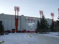 Foto van het stadion in december 2006. Op de foto is de buitenkant van het stadion zichtbaar. Met in het rood de verlichting.