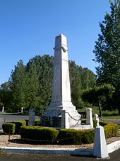 Photographe en couleurs d'un monument aux morts en forme d'obélisque.