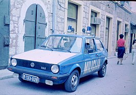 VW Golf I van de Joegoslavische militsia in Mostar, 1985. De letters TAS zijn duidelijk herkenbaar naast het VW-logo.