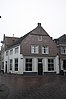 Huis met topgevel met horizontale tandingen in de gevel. Zijgevel aan de Lavendelstraat gepleisterd