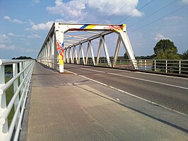 De Maasbrug, gezien vanaf Noord-Brabant met de Limburgse vlag