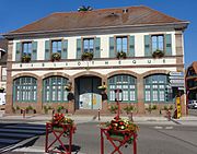 Ancienne mairie (1863), actuellement bibliothèque, 1 rue de la République.