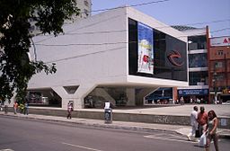 Kommunbiblioteket i centrala Duque de Caxias, formgiven av Oscar Niemeyer.