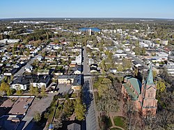 Uusikaupunki ilmakuvassa. Etualalla Uudenkaupungin uusi kirkko, taustalla Ruokolanjärvi, josta vasemmalla autotehdas.