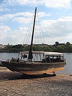 Une gabare en réparation, quai Salvette à Bergerac.