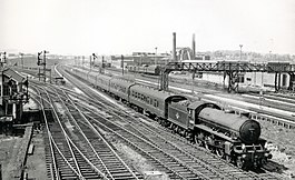 In the centre is a steam locomotive with a train of carriages. Around the sides, several points allow for easy access to the different routes.