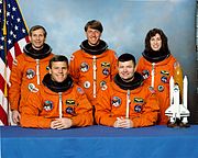 Екіпаж STS-56. Зліва направо: Сидять: Освальд, Камерон; Стоять: Кокрелл, Фоул, Очоа