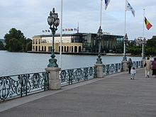 Boardwalk sa daplin sa linaw sa Enghien sa sentro sa lungsod.