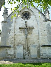 Calvaire adossé à l'église.