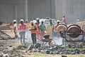 Ouvriers routiers sur chantier à Bonabéri