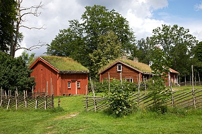 Sädesmagasinet i förgrunden, i mitten Linnéstugan och till höger hembygdsgården.