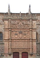 Universidá de Salamanca, la más prestixosa de los españoles. Más que pola so contribución al aumentu del saber (fondiáu nel neoescolasticismo), diéron-y fama les espectaculares disputes ente estudiantes y órdenes relixoses que controlaben los distintos colexos. Los intentos ilustraos por reformala (Meléndez Valdés) fueron inútiles.[36]