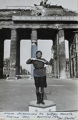 На фотографии Евгения Халдея в мае 1945 года у Бранденбургских ворот в Берлине