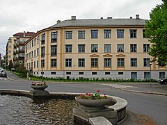 Gyldenløves gate 19, Briskeby, vender ut mot Arno Bergs plass. Foto: Helge Høifødt