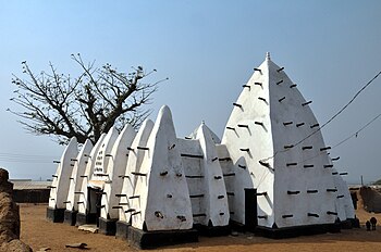 مسجد لارابانكا، أقدم مساجد غانا وأحد أقدم المساجد في أفريقيا الغربيَّة، مبنيّ من الطوب وفق نمط العمارة السوداني السواحيلي