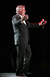 Tony Bennett performing.