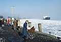 Travemünde mit vereister Trave im Februar 1986. Im Hintergrund der Lübecker Frachter Anne Lehmann