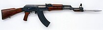 Ak-47 pistimellä.