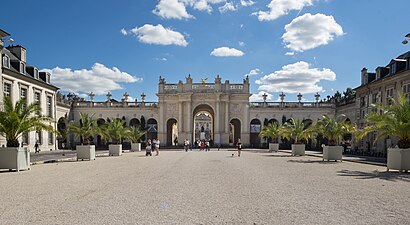 L'Arc Héré et sa galerie depuis la place.