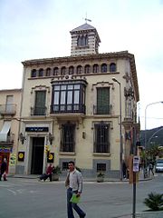 Tribuna sota l'arcuació de les golfes. Santa Coloma de Farners (la Selva).