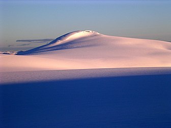 Dune de neige près du sommet du Snønipa (1 827 m), point culminant de la municipalité de Jølster (à l’Ouest de la Norvège). (définition réelle 2 048 × 1 536*)