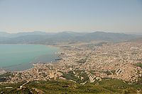 Vue sur une ville portuaire.