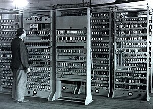 ה-EDSAC, מחשב בריטי, אחד הראשונים שיוצרו בעולם.