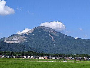 新観音坂トンネル東詰から撮影した伊吹山（2022年8月7日）