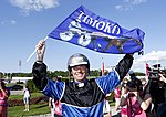 Goop med en Timoko-flagga efter segern i Elitloppet 2014.