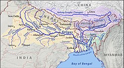 Brahmaputra, Gangesin tärkeä sivuhaara, näkyy kartan oikeassa yläosassa. Brahmaputran valuma-alue on merkitty vaaleanvioletilla värillä.