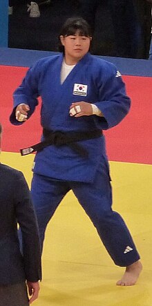 Kim Ha-yun trägt einen blauen Judogi.