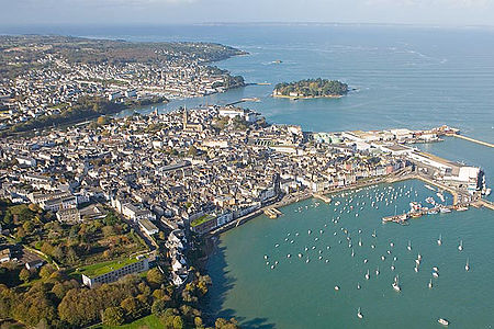 Vista aèria de Douarnenez, on es pot veure l'île Tristan