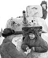 ロシア独特の戦車帽をかぶったソ連の戦車兵（戦車はT-50である）。