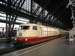 Egy DB 103 sorozatú mozdony Köln Hauptbahnhof állomáson 2011-ben (a kép illusztráció)