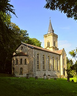 St.-Bonifatius-Kirche Gierstädt. Blick auf die Süd-Westseite. Davor der ehemalige Friedhof