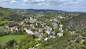 Hinterbrühl in einer Südostansicht von der Burg Mödling, mit großen Teilen der Mödlinger Brühl im Vordergrund