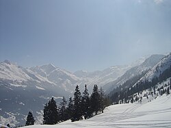 Vue sur le val des Dix et le Barrage de la Grande-Dixence tout au fond.