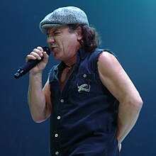 Johnson bermain bersama AC/DC pada November 2008