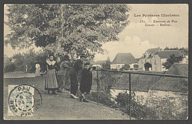 Photographie en noir et blanc de gens posant devant une balustrade.