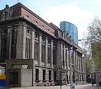 photo d'un bâtiment orné de colonnades