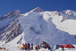 De Gasherbrum II gezien vanuit het basiskamp.