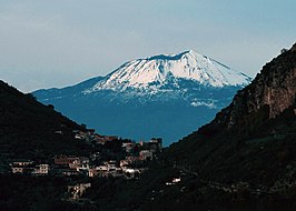 De besneeuwde krater van de Vesuvius