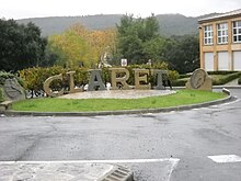 Sculpture nga gihimo sa usa ka lokal nga panday sa lokal nga bato nga quarry sa ganghaan sa baryo, sa wala pa ang tulay sa Brestalou.