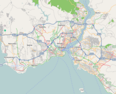 Mapa konturowa Stambułu, po lewej nieco na dole znajduje się punkt z opisem „Sinan Erdem Spor Salonu”