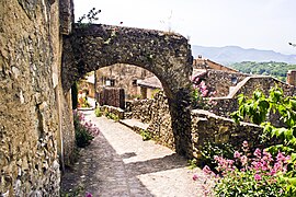 Une rue, haut du village.