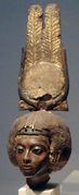 La reine Tiyi (épouse d'Amenhotep III) (épouse d'Amenhotep III), Tell el-Amarna, née en 1400 av. J.-C.. Ébène, or, argent, lapis-lazuli, textile, faïence, H. 32,7 cm.